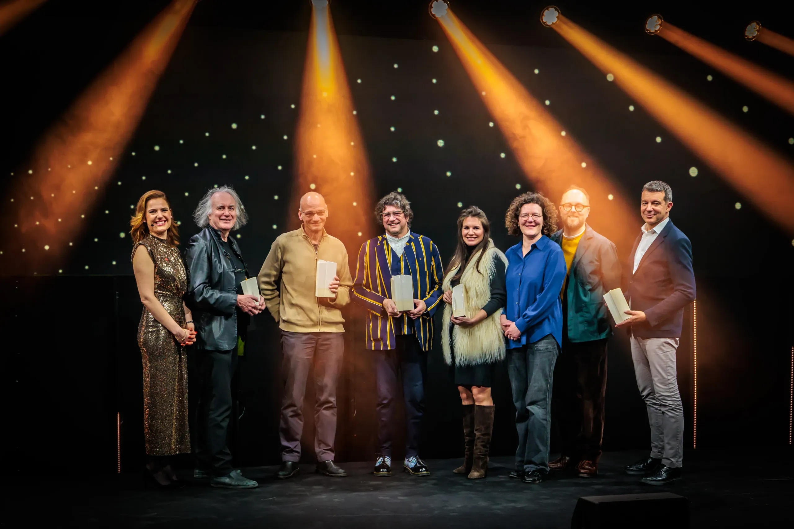 Alle BAEXA-laureaten verenigd op het podium van Paleis 10